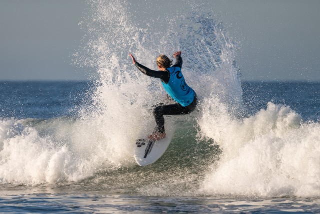 Finn KEtola surfing blue jersey frontside turn Finn KEtola surfing blue jersey frontside turn